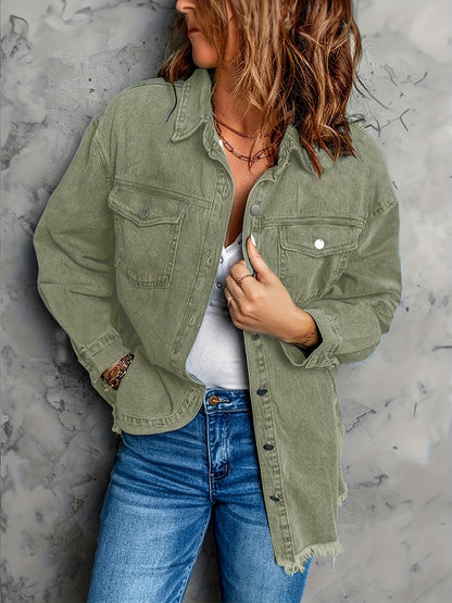 "Løs denim overskjorte for mænd, 100% bomuld, praktiske lommer, stilfuldt look, ideel til lag-på-lag styling."