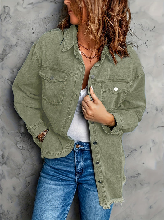 "Løs denim overskjorte for mænd, 100% bomuld, praktiske lommer, stilfuldt look, ideel til lag-på-lag styling."