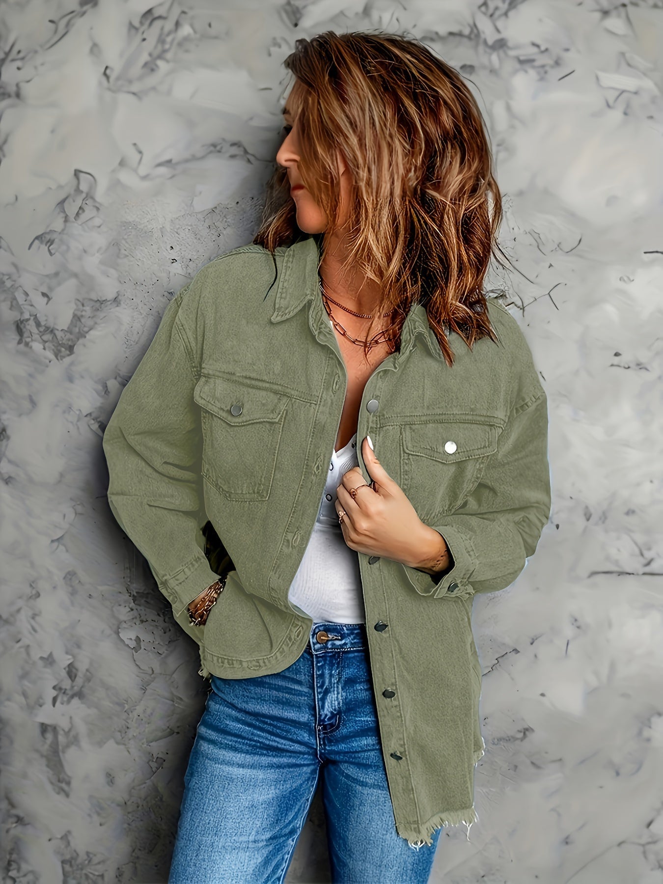 "Løs denim overskjorte for mænd, 100% bomuld, praktiske lommer, stilfuldt look, ideel til lag-på-lag styling."