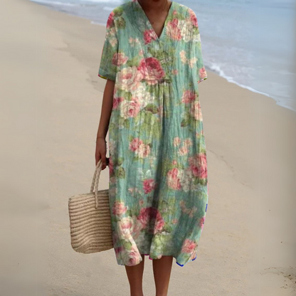 "Luftig blomster sommerkjole med V-hals og farverigt mønster, ideel til varme dage for et frisk og sommerligt look."