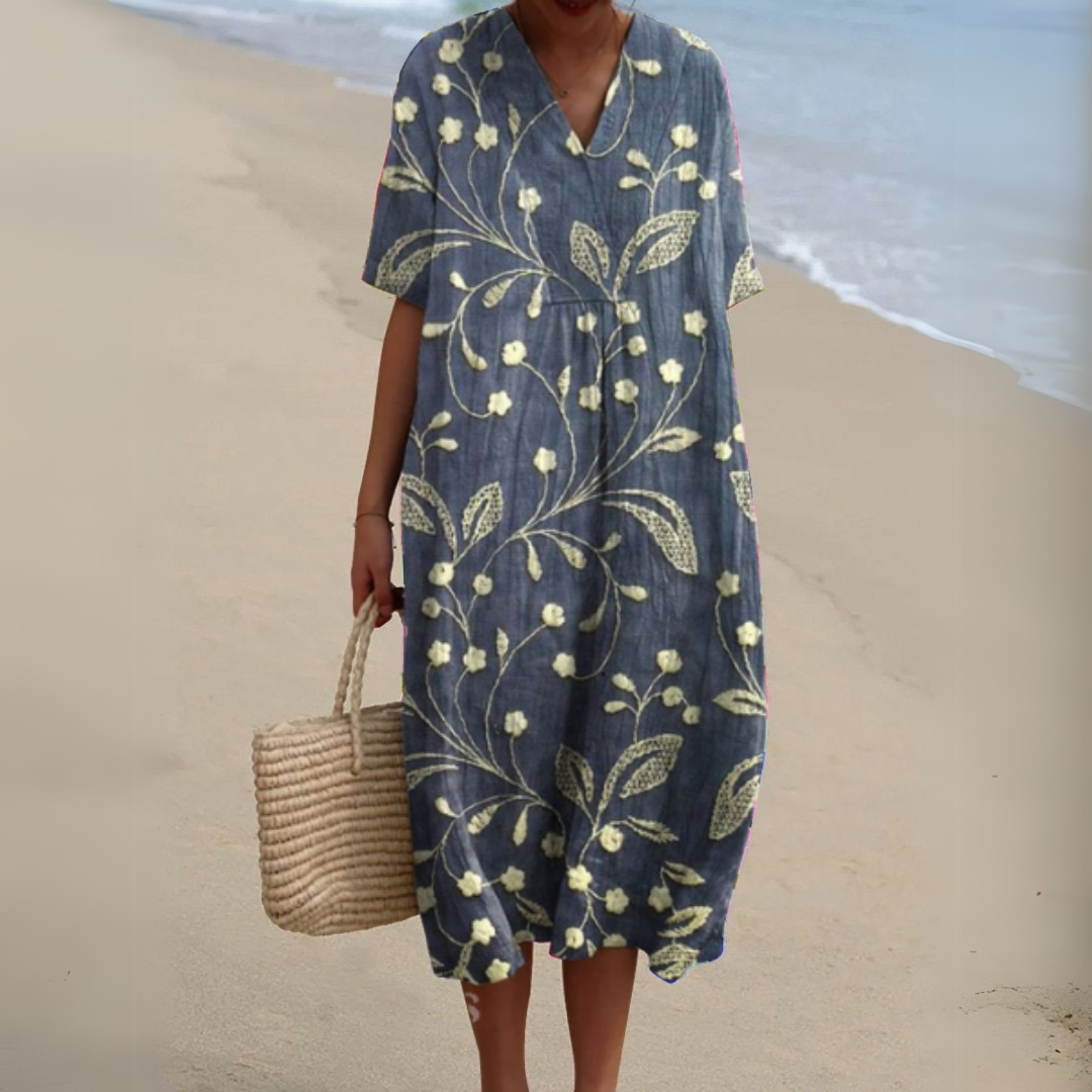 "Luftig blomster sommerkjole med V-hals og farverigt mønster, ideel til varme dage for et frisk og sommerligt look."