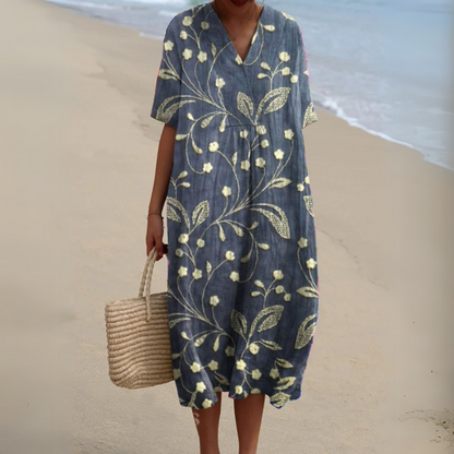"Luftig blomster sommerkjole med V-hals og farverigt mønster, ideel til varme dage for et frisk og sommerligt look."