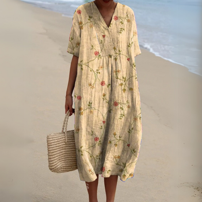 "Luftig blomster sommerkjole med V-hals og farverigt mønster, ideel til varme dage for et frisk og sommerligt look."
