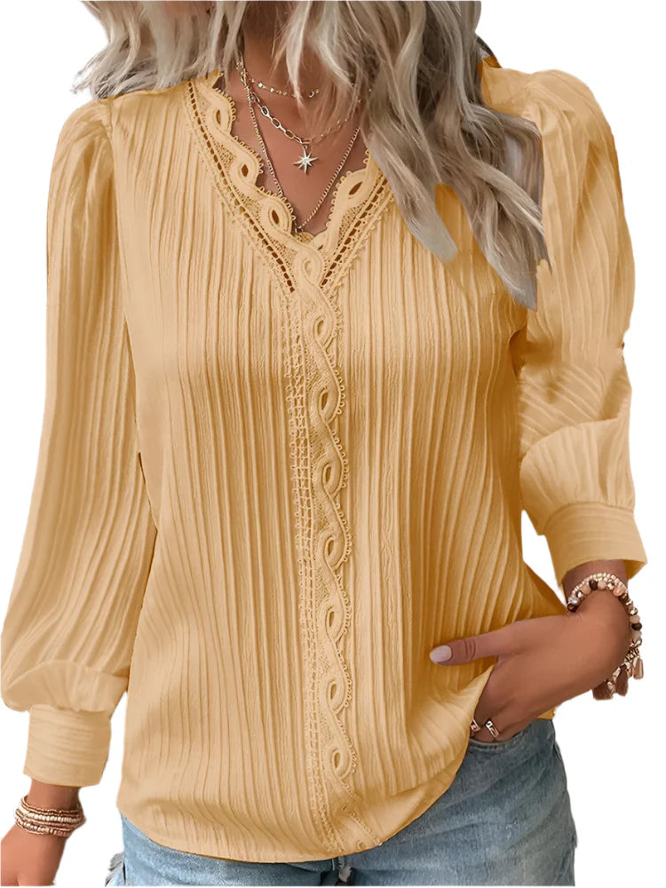 "Luftig chiffonbluse til kvinder med V-hals og delikate blonder, set forfra, ideel til elegant efterårsstil."