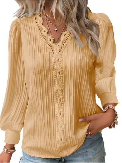 "Luftig chiffonbluse til kvinder med V-hals og delikate blonder, set forfra, ideel til elegant efterårsstil."