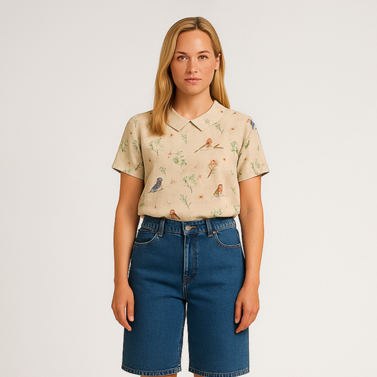 "Luftig damebluse med rødkælk design i let bomuld-hør, naturprint med grene og fugle, sommerlig elegance til kvinder."