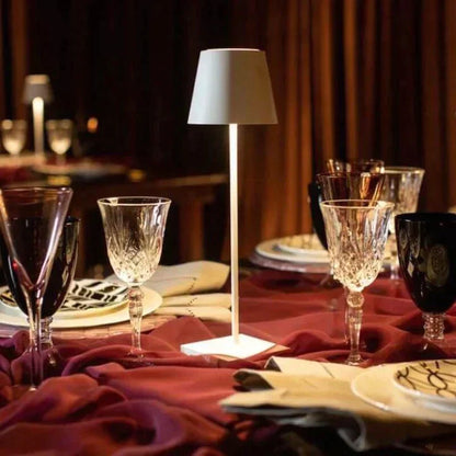 "Luksuriøs trådløs bordlampe i moderne design, touch-styring og aluminium. Ideel til indendørs og udendørs brug."