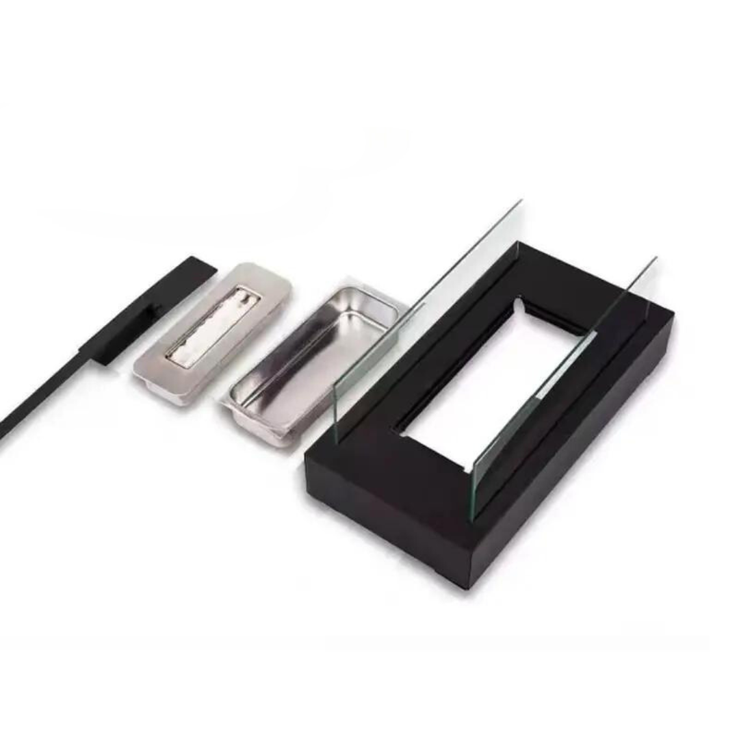 "Luksuriøs udendørs pejs i rustfrit stål med moderne glaspaneler og røgfri flammer for sikker belysning."