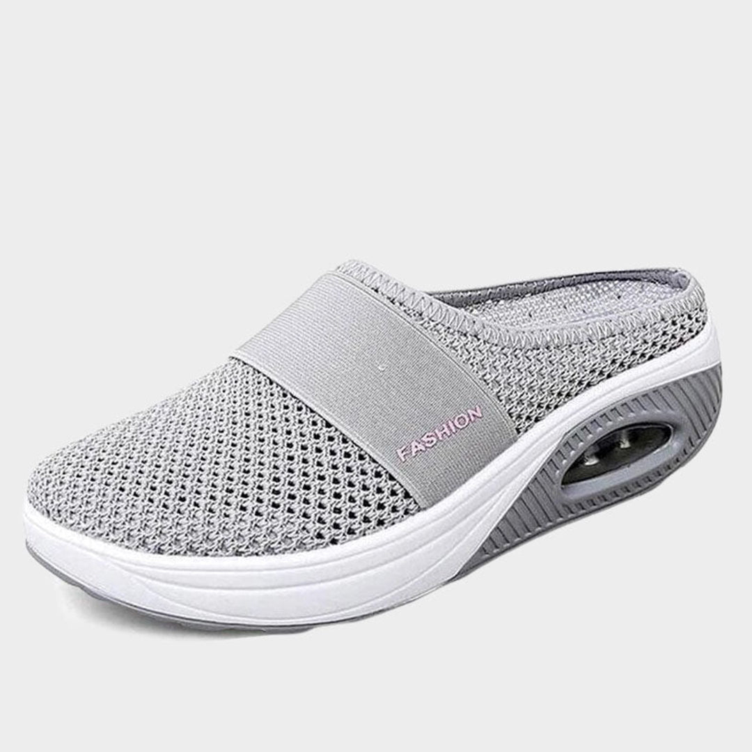 "Luksus Emma slippers sort med blødt materiale og elegant design, perfekt til hjemme- og udendørsbrug, damesko."