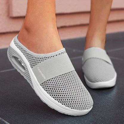 "Luksus Emma slippers sort med blødt materiale og elegant design, perfekt til hjemme- og udendørsbrug, damesko."