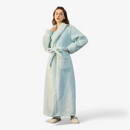 "Luksus Jessy badekåbe i blødt, åndbart materiale med justerbart bælte, velegnet til både kvinder og mænd."