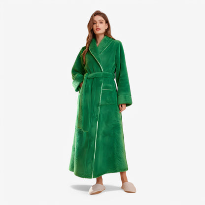 "Luksus Jessy badekåbe i blødt, åndbart materiale med justerbart bælte, velegnet til både kvinder og mænd."