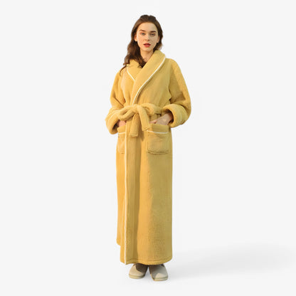 "Luksus Jessy badekåbe i blødt, åndbart materiale med justerbart bælte, velegnet til både kvinder og mænd."