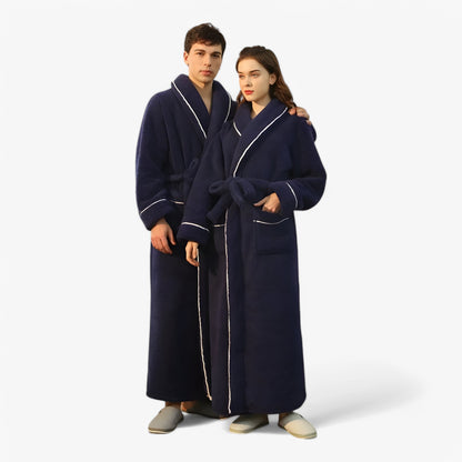 "Luksus Jessy badekåbe i blødt, åndbart materiale med justerbart bælte, velegnet til både kvinder og mænd."