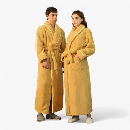 "Luksus Jessy badekåbe i blødt, åndbart materiale med justerbart bælte, velegnet til både kvinder og mænd."