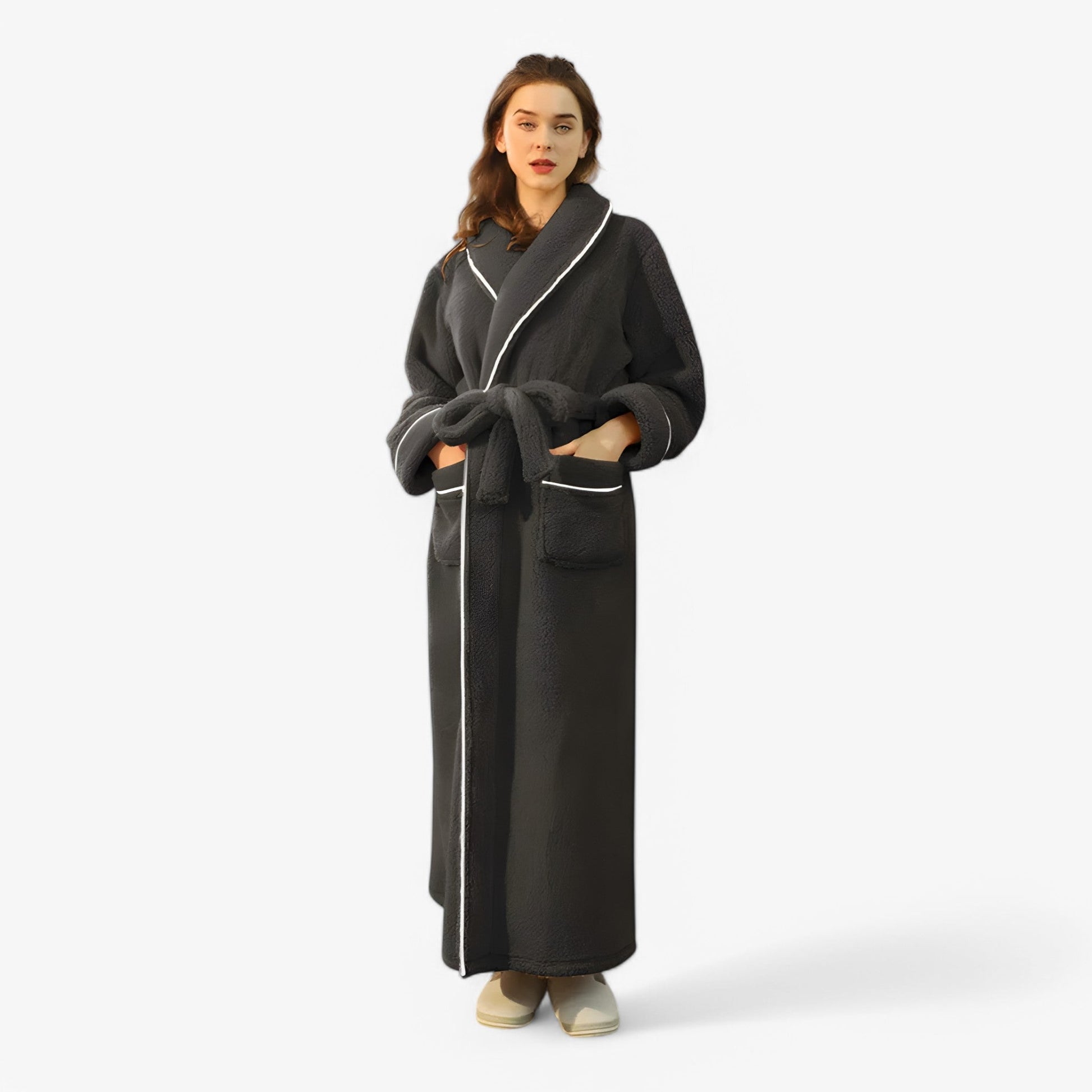 "Luksus Jessy badekåbe i blødt, åndbart materiale med justerbart bælte, velegnet til både kvinder og mænd."