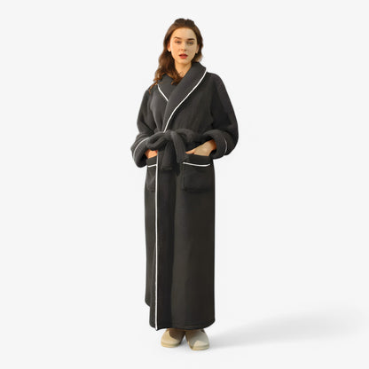 "Luksus Jessy badekåbe i blødt, åndbart materiale med justerbart bælte, velegnet til både kvinder og mænd."