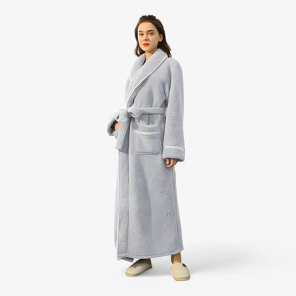 "Luksus Jessy badekåbe i blødt, åndbart materiale med justerbart bælte, velegnet til både kvinder og mænd."