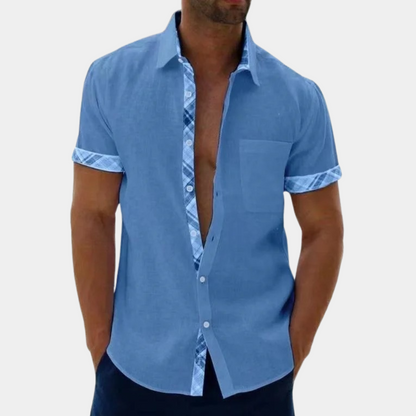 Lysblå herreskjorte, let og åndbar, ideel til sommer. Kompromisløs komfort med afslappet snit, perfekt til alle lejligheder.
