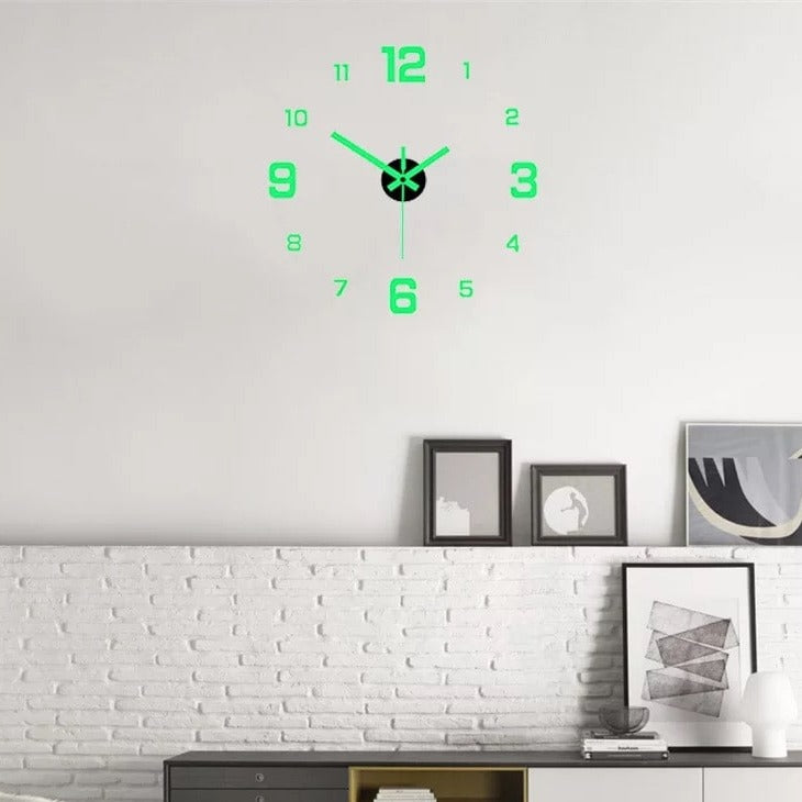 "Lysende stille vægur i moderne design, enkelt monteres uden boring, med justerbar størrelse og stille visere."