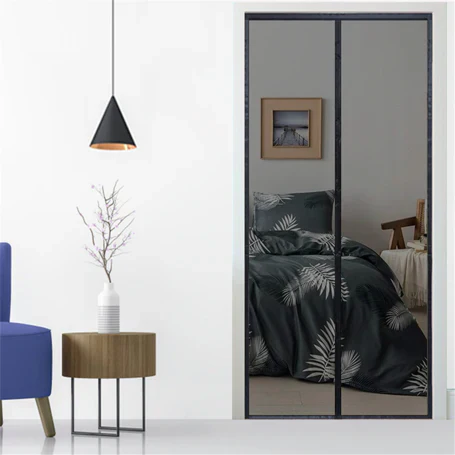 "Magnetisk flueforhæng i glasfiber, nem montering, elegant sort design til effektiv insektbeskyttelse i hjemmet."