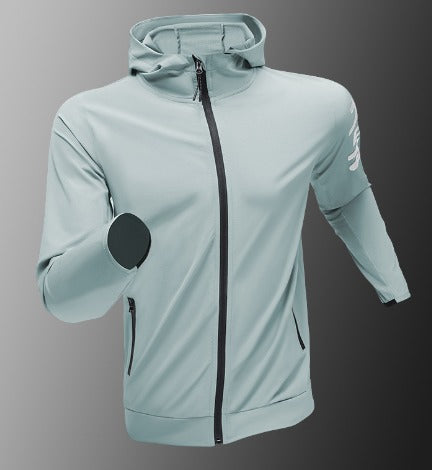 "Mand i åndbar, vindtæt løbejakke med hætte, der viser stilfuldt design og komfort under træning i blæsende vejr."