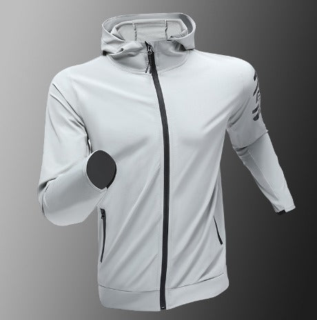 "Mand i åndbar, vindtæt løbejakke med hætte, der viser stilfuldt design og komfort under træning i blæsende vejr."