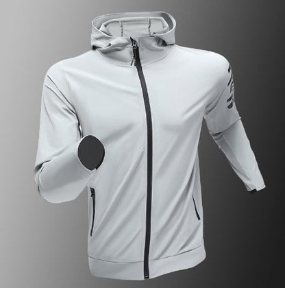 "Mand i åndbar, vindtæt løbejakke med hætte, der viser stilfuldt design og komfort under træning i blæsende vejr."