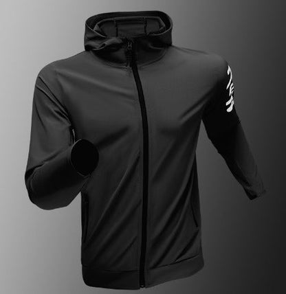 "Mand i åndbar, vindtæt løbejakke med hætte, der viser stilfuldt design og komfort under træning i blæsende vejr."