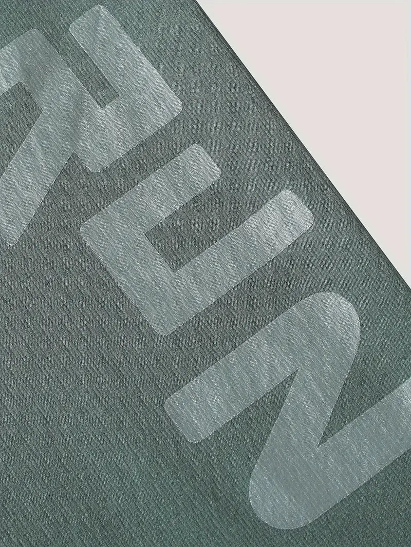 "Mand i åndbar, vindtæt løbejakke med hætte, der viser stilfuldt design og komfort under træning i blæsende vejr."