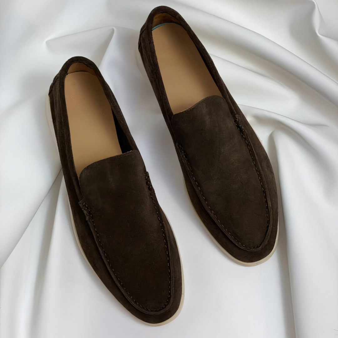 "Mandlige vintage loafers, brun læder, klassisk stil, tidløs elegance, moderne detaljer, sko til formelle og uformelle events