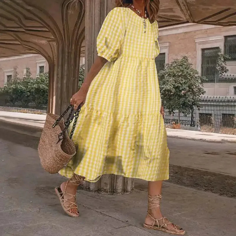 "Maxikjole med blomsterprint, løs pasform, lagdelt design og korte ærmer i boheme stil. Perfekt til varme dage."