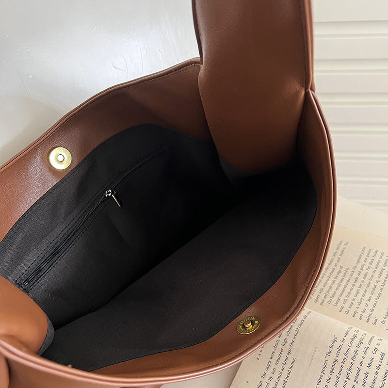 "Minimalistisk kunstlæder skuldertaske med justerbar rem, elegant design, perfekt til daglig brug eller events."