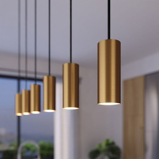 "Minimalistisk messing Tube pendel med børstet finish og justerbar sort stofledning, ideel til fokuseret lys over bordet."