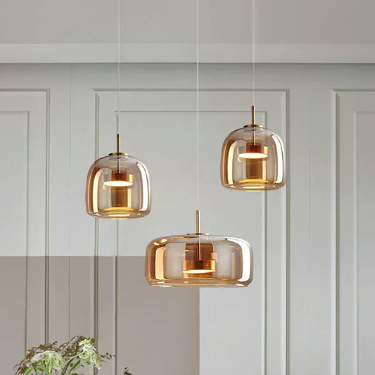 "Moderne AmberSphere loftlampe med røg- og ravfarvet glasdesign, LED-teknologi til hyggelig belysning i hjemmet"