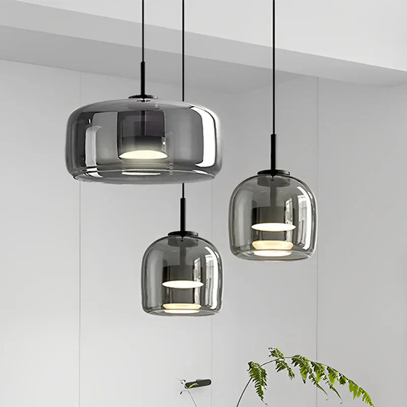 "Moderne AmberSphere loftlampe med røg- og ravfarvet glasdesign, LED-teknologi til hyggelig belysning i hjemmet"