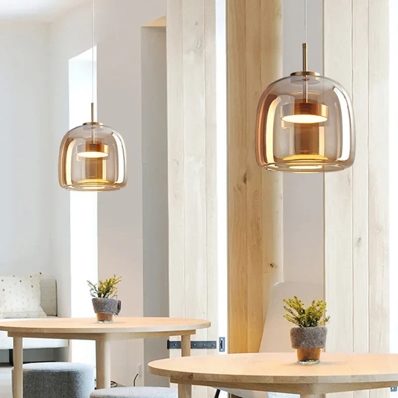 "Moderne AmberSphere loftlampe med røg- og ravfarvet glasdesign, LED-teknologi til hyggelig belysning i hjemmet"