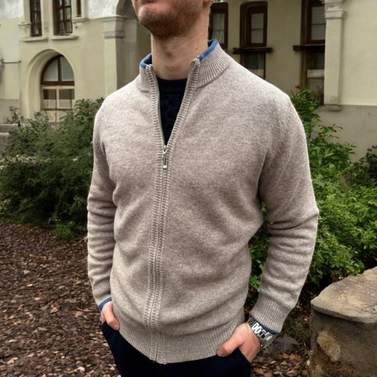 "Moderne herre merino uldvest med lynlås; stilfuld og komfortabel i grå farve, perfekt til både formel og afslappet brug."