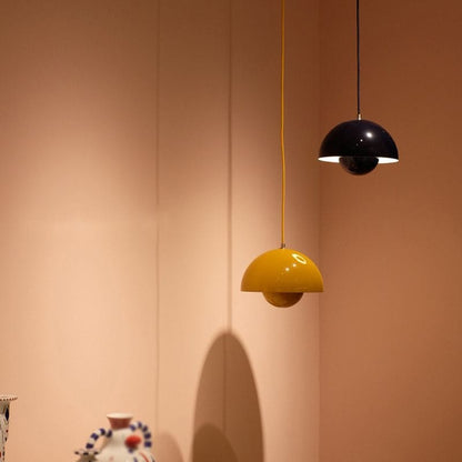 "Moderne hvid flowerpot loftslampe med skandinavisk design, justerbar højde og LED, hængende fra loftet i et stilfuldt hjem."