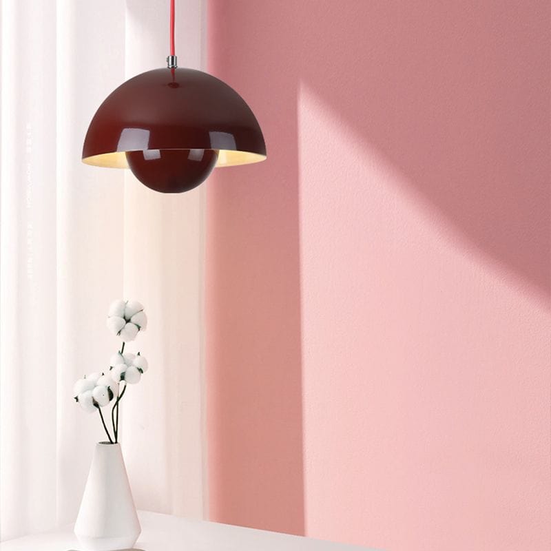 "Moderne hvid flowerpot loftslampe med skandinavisk design, justerbar højde og LED, hængende fra loftet i et stilfuldt hjem."