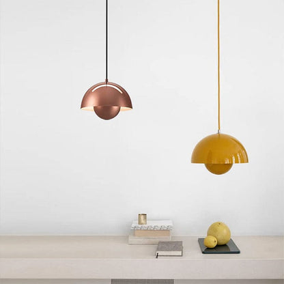 "Moderne hvid flowerpot loftslampe med skandinavisk design, justerbar højde og LED, hængende fra loftet i et stilfuldt hjem."