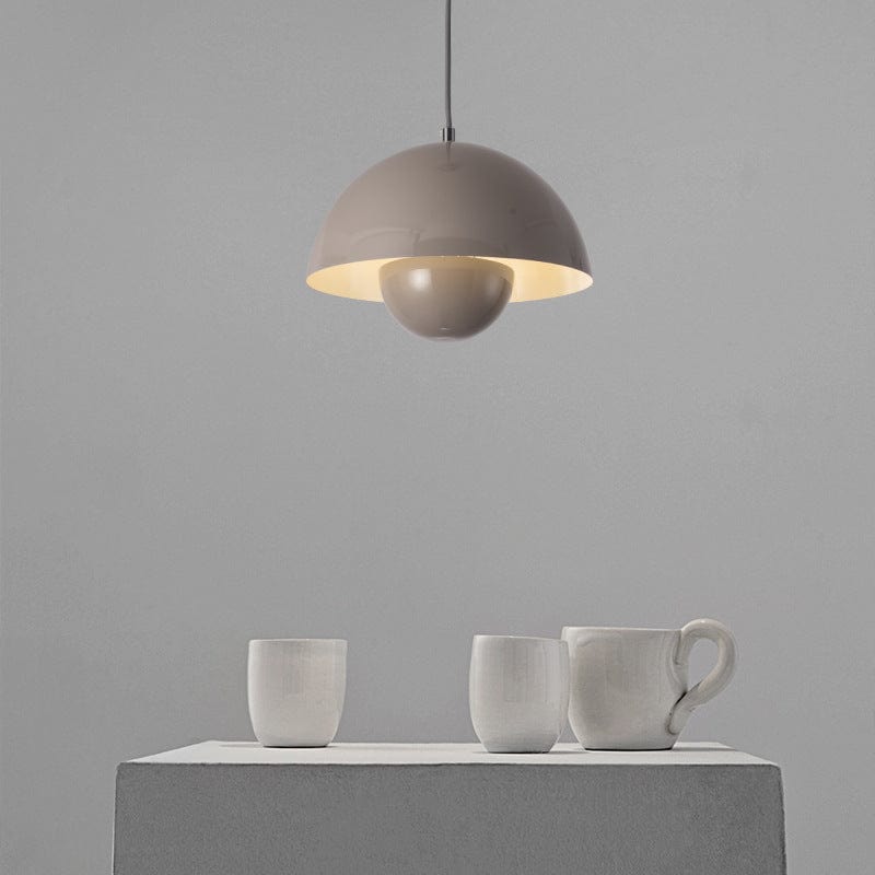 "Moderne hvid flowerpot loftslampe med skandinavisk design, justerbar højde og LED, hængende fra loftet i et stilfuldt hjem."
