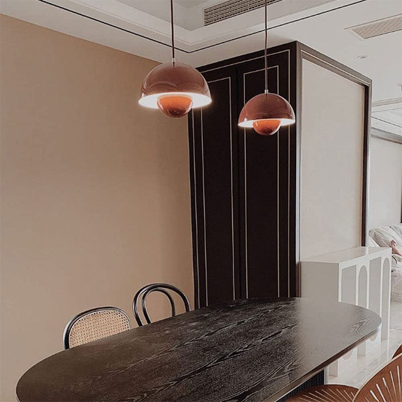 "Moderne hvid flowerpot loftslampe med skandinavisk design, justerbar højde og LED, hængende fra loftet i et stilfuldt hjem."