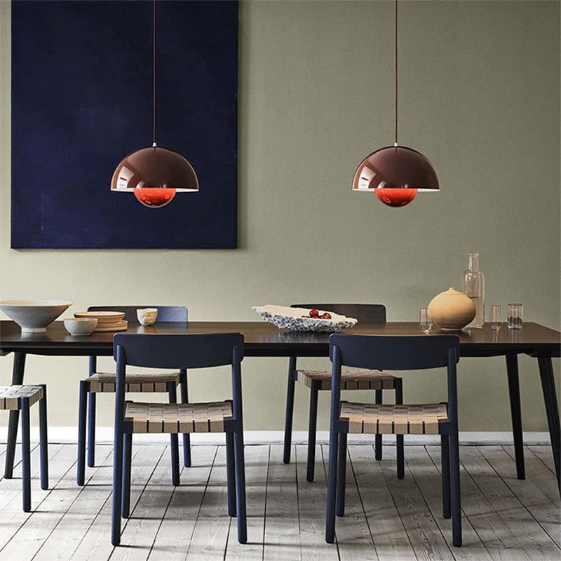 "Moderne hvid flowerpot loftslampe med skandinavisk design, justerbar højde og LED, hængende fra loftet i et stilfuldt hjem."