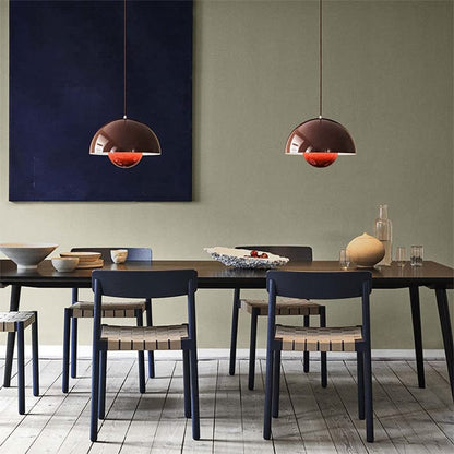 "Moderne hvid flowerpot loftslampe med skandinavisk design, justerbar højde og LED, hængende fra loftet i et stilfuldt hjem."