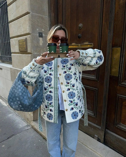 "Moderne jakke med blomsterbroderi, lange ærmer og lommer. Elegant design til kvinder for både hverdagsbrug og særlige lejlig