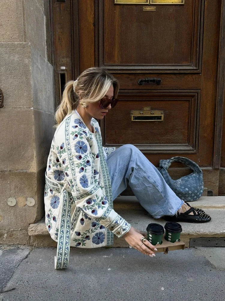 "Moderne jakke med blomsterbroderi, lange ærmer og lommer. Elegant design til kvinder for både hverdagsbrug og særlige lejlig