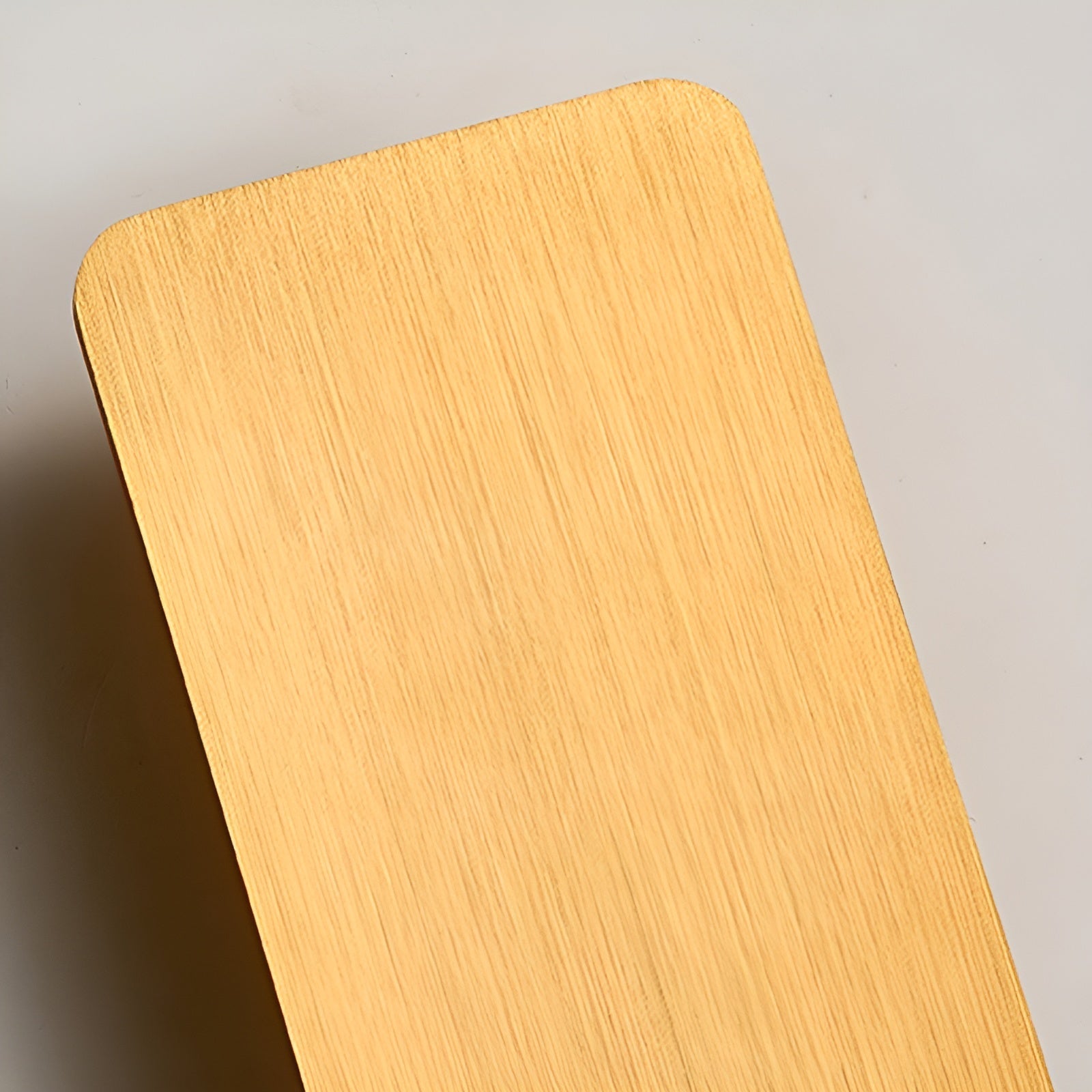 "Moderne LED væglampe med slankt rektangulært design, børstet grå finish, op- og nedadgående lys til stilfuld indretning."