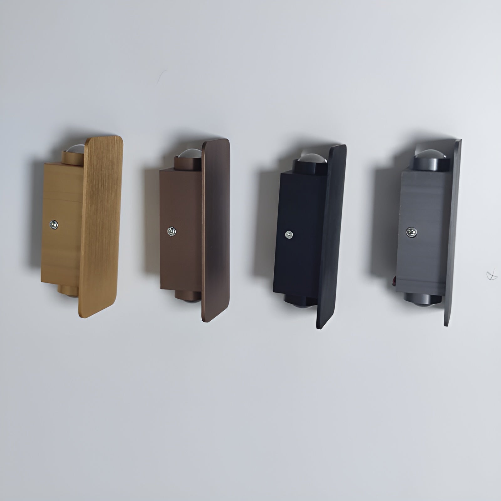 "Moderne LED væglampe med slankt rektangulært design, børstet grå finish, op- og nedadgående lys til stilfuld indretning."