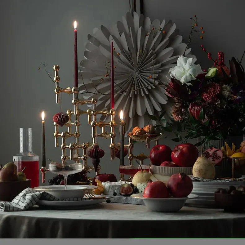 "Moderne molekylær design lysestage med gylden finish i elegant struktur, ideel til luksuriøs hjemmedekoration"